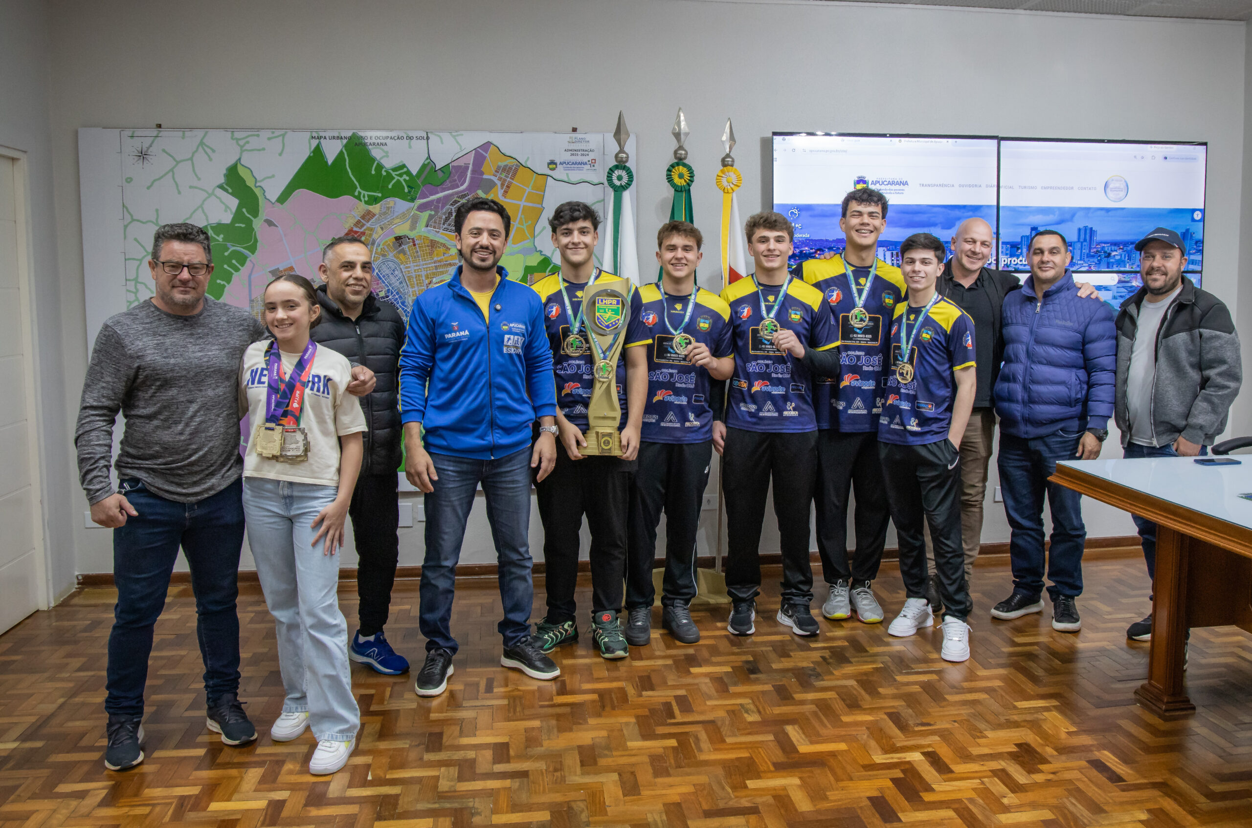 Atletas apucaranenses conquistam estadual de handebol e jiu-jitsu.