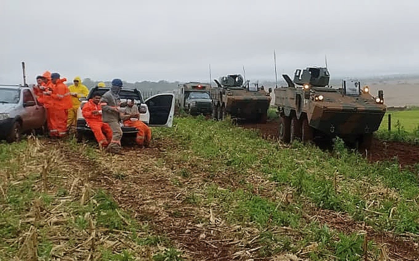Exército usa blindados para ajudar Copel a recuperar rede elétrica em Apucarana