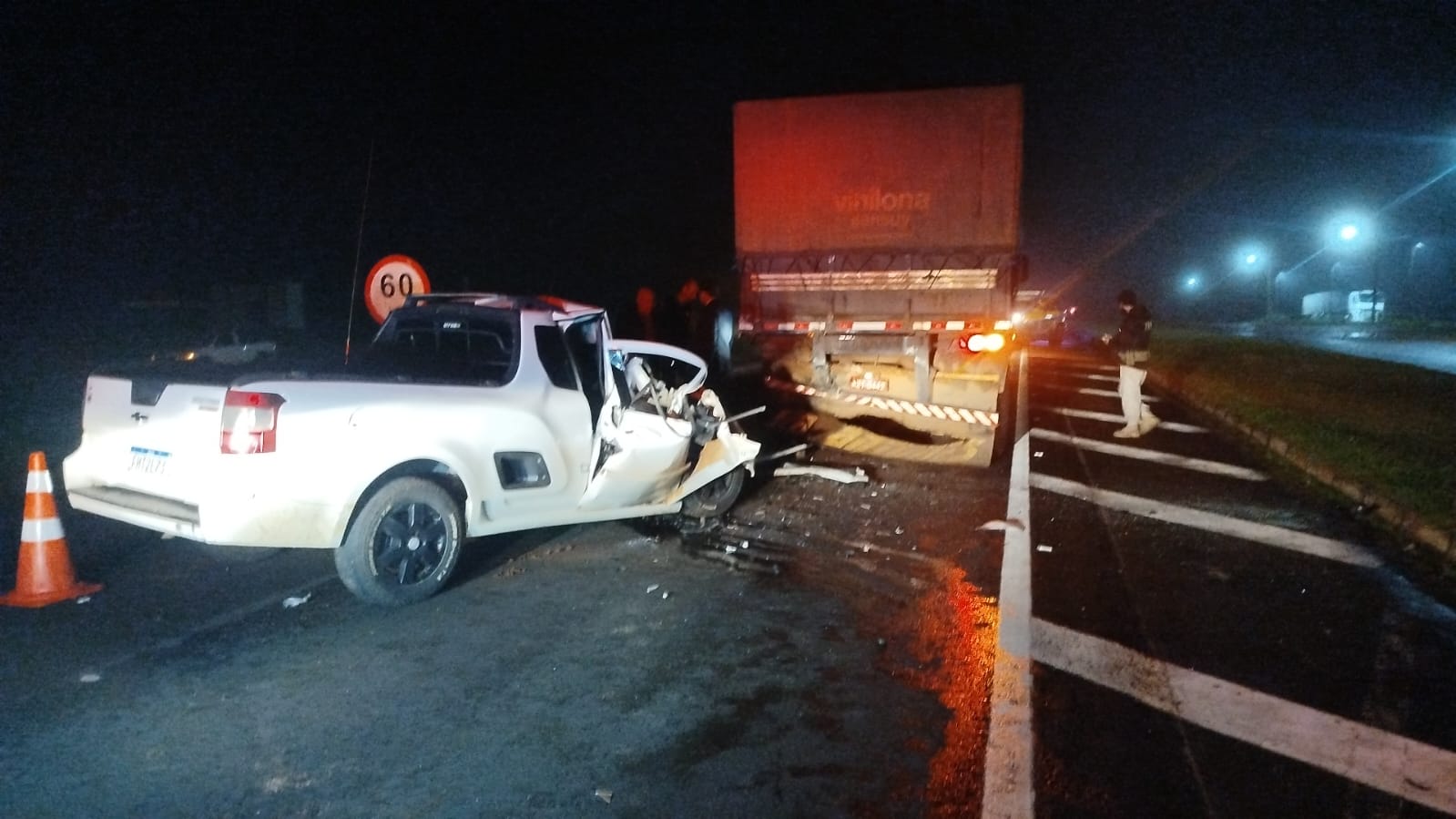 Motorista bate na traseira de caminhão em trecho de reta na BR-376 durante congestionamento