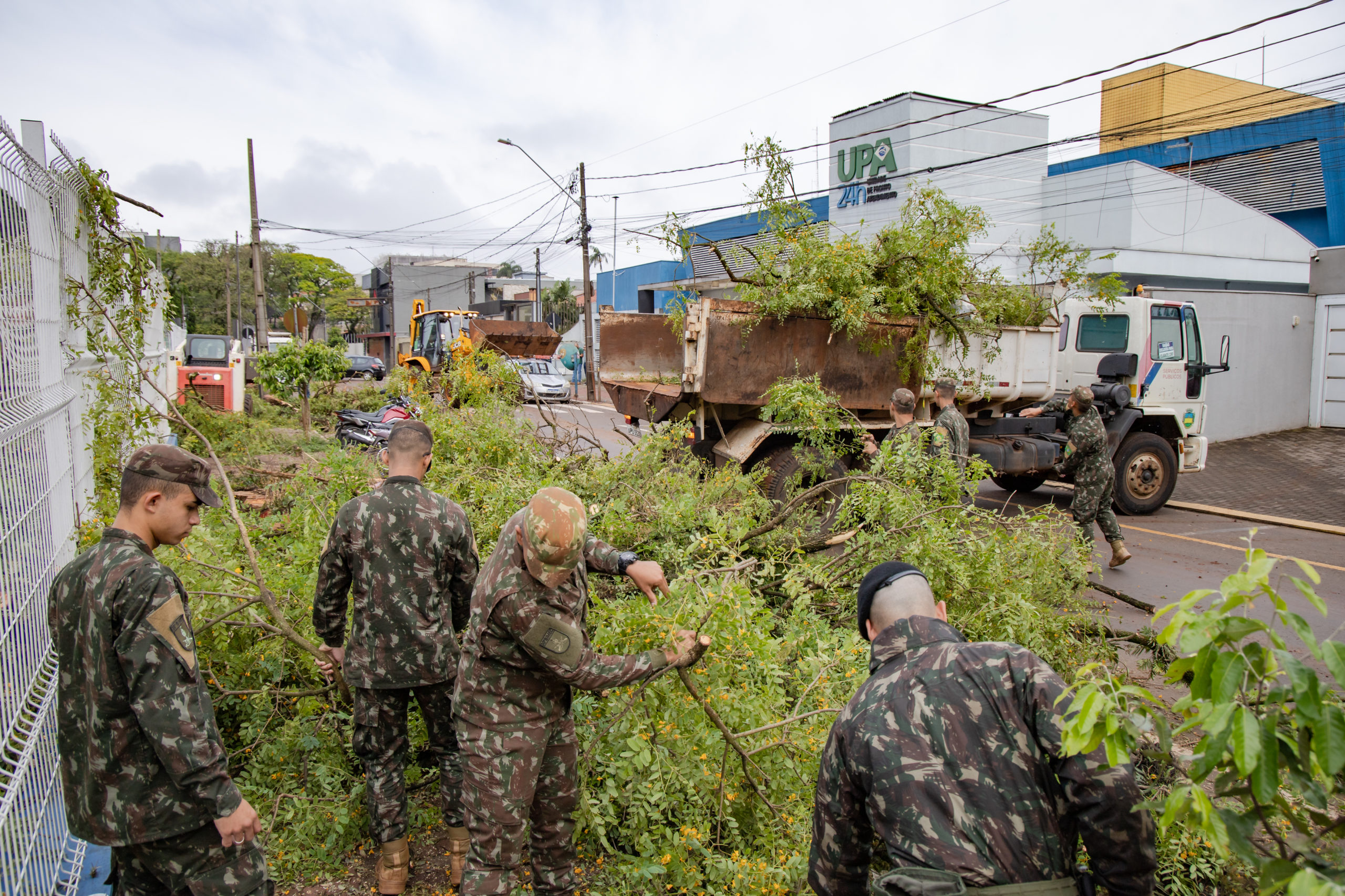 Exército presta apoio a prefeitura na remoção de destroços e limpeza após tempestades