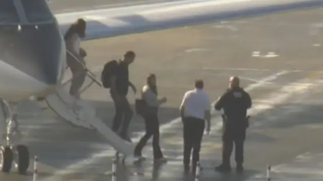 Flávio Bolsonaro desembarca em Miami após deixar o Brasil