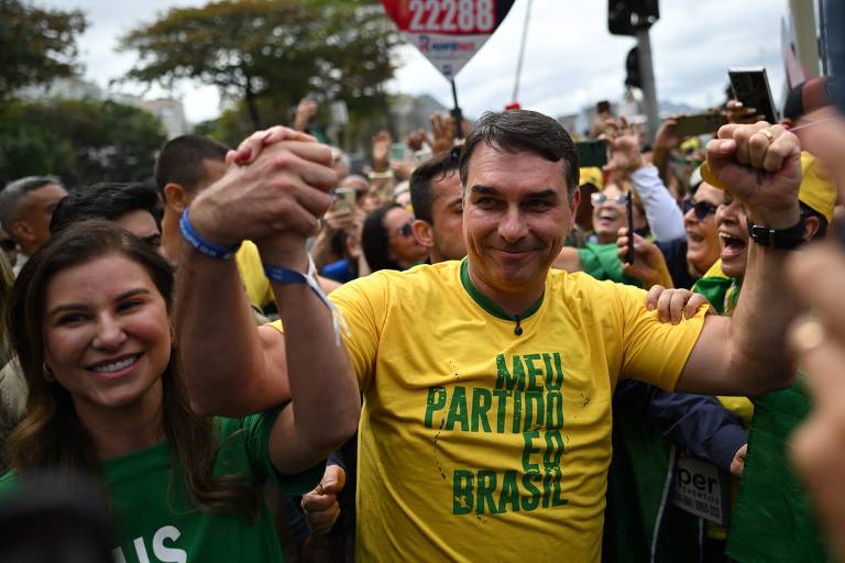 Após resultado do 1º turno Ibovespa bate recorde e dólar cai
